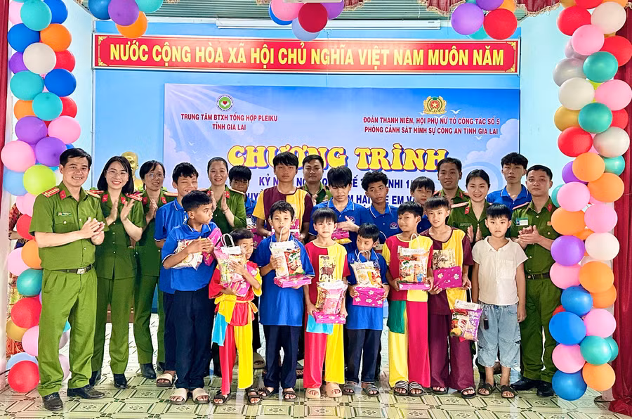 can-bo-chien-si-phong-canh-sat-hinh-su-cong-an-tinh-gia-lai-trao-qua-cho-tre-em-co-hoan-canh-dac-biet-kho-khan-dang-duoc-nuoi-duong-tai-trung-tam-bao-tro-xa-hoi-tong-hop-pleiku.jpg