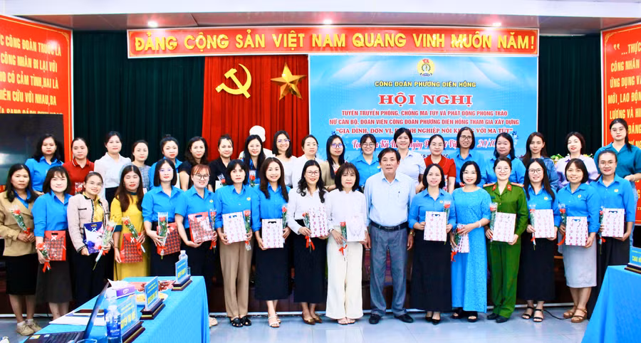 tang-qua-chuc-mung-nu-can-bo-doan-vien-nhan-ngay-phu-nu-viet-nam-20-10-4532.jpg