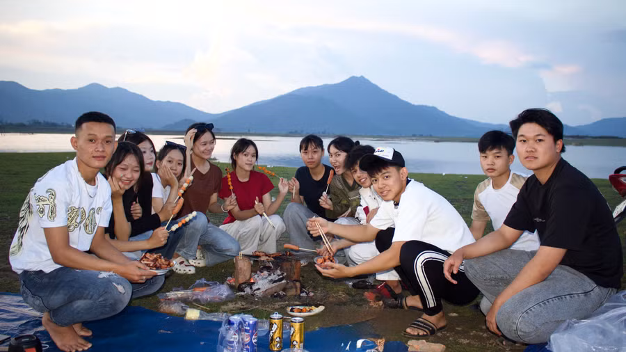 nhom-ban-tre-to-chuc-da-ngoai-vui-choi-tai-bai-boi-tien-son.jpg