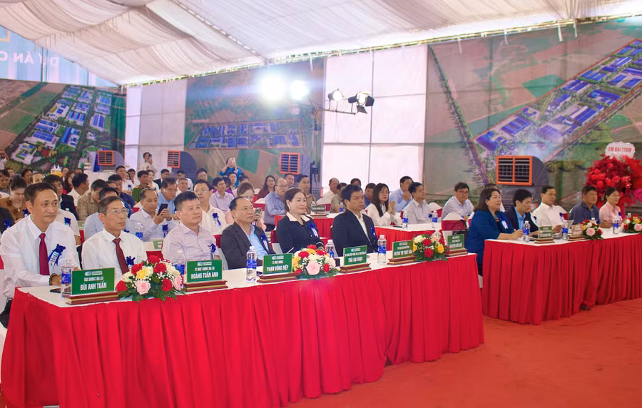 cac-dai-bieu-tham-du-buoi-le.jpg