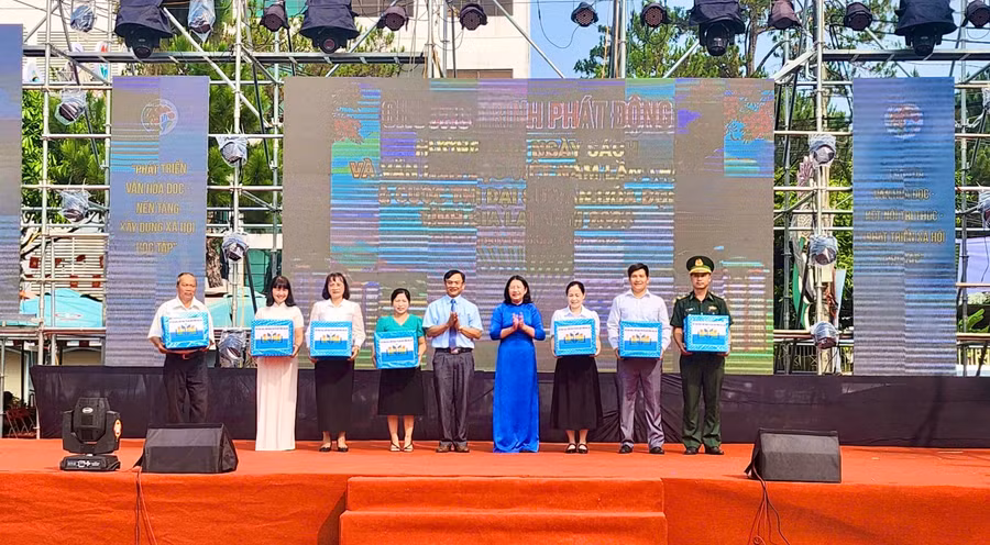 ban-to-chuc-trao-tang-sach-cho-cac-thu-vien-truong-hoc-tren-dia-ban-tinh-gia-lai.jpg