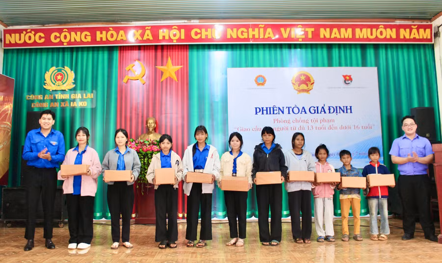 ban-to-chuc-trao-10-suat-qua-cho-thieu-nhi-co-hoan-canh-kho-khan-tai-2-lang-du-keo-va-sur-a-xa-ia-ko.jpg