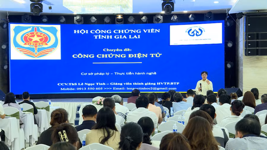 bao-cao-vien-trinh-bay-chuyen-de-ve-cong-chung-dien-tu-tai-lop-boi-duong-nghiep-vu-cong-chung-nam-2026.jpg