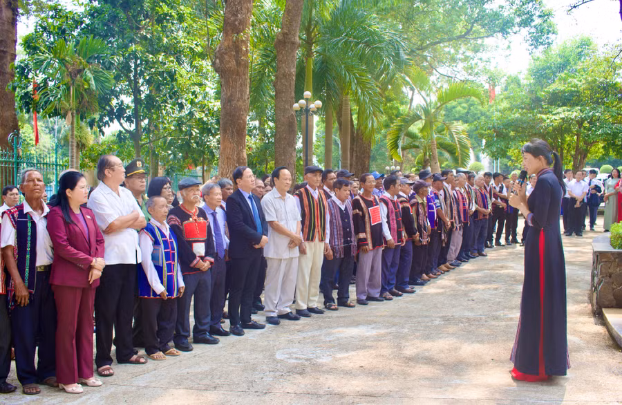 dai-bieu-tham-quan-di-tich-dia-diem-don-thu-bac-ho-gui-dai-hoi-cac-dan-toc-thieu-so-mien-nam-tai-pleiku-nam-1946.jpg