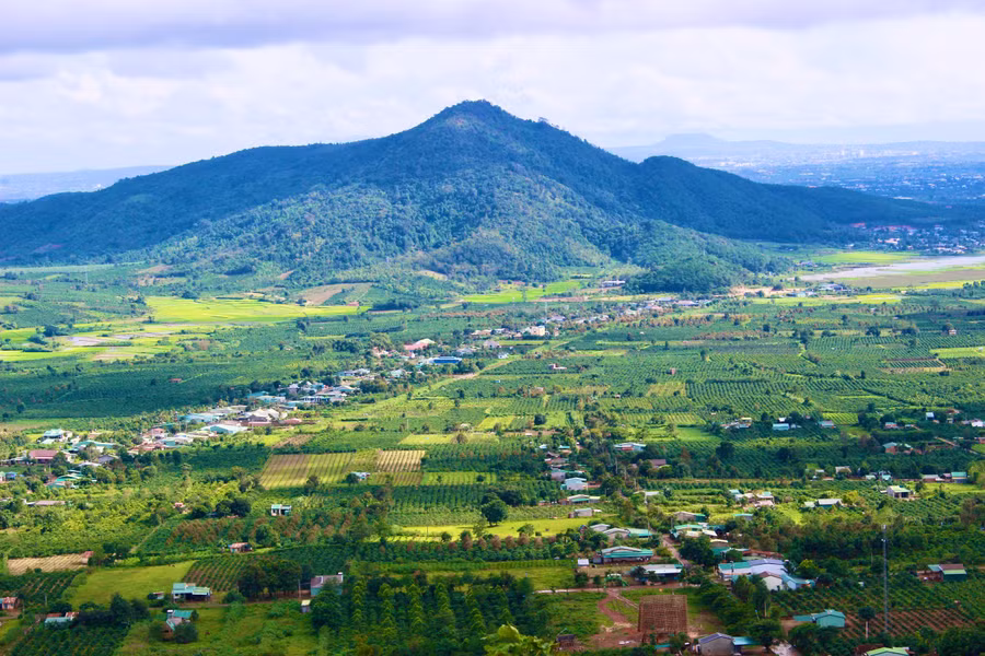 tu-tren-dinh-chu-dang-ya-buc-tranh-cuoc-song-thanh-binh-hien-ra-voi-ruong-ray-va-khu-dan-cu-trai-dai-duoi-chan-nui.jpg