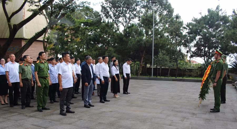dai-bieu-dang-hoa-tuong-niem-cac-anh-hung-liet-si-tai-nha-bia-tuong-niem-liet-si-xa-gao-8484.jpg