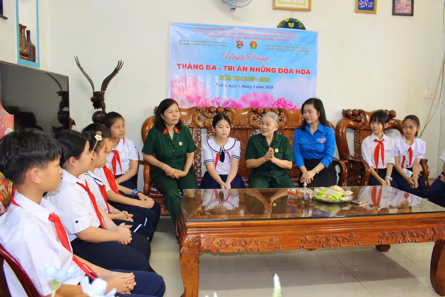 ba-huynh-thi-tuyet-suong-ngoi-giua-chia-se-ve-qua-trinh-tham-gia-cach-mang-voi-hoc-sinh-truong-tieu-hoc-chu-van-an-tai-chuong-trinh-giao-luu-thang-ba-tri-an-nhung-doa-hoa.jpg