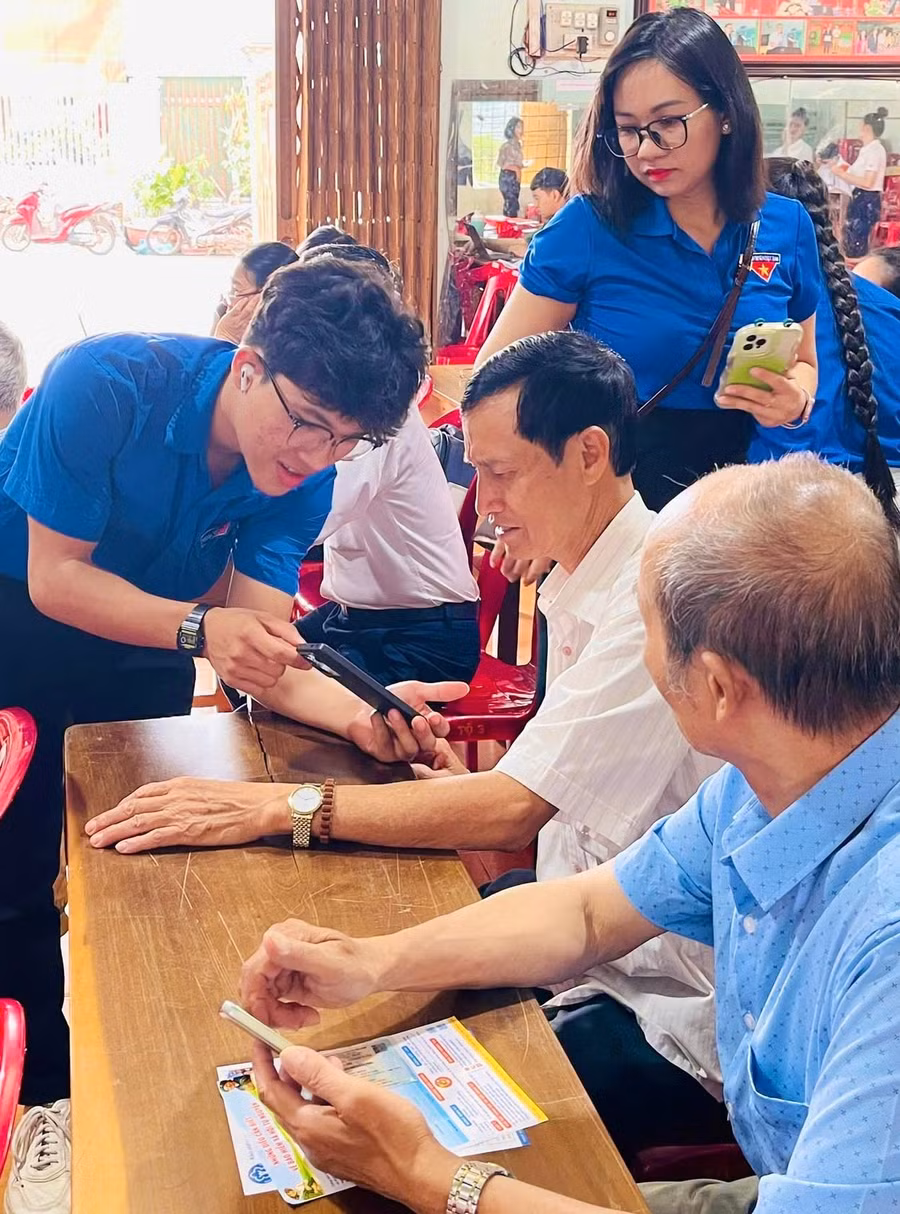 doan-vien-thanh-nien-huong-dan-nguoi-dan-tich-hop-giay-to-ca-nhan-tren-ung-dung-vneid-va-su-dung-cac-tien-ich-so.jpg
