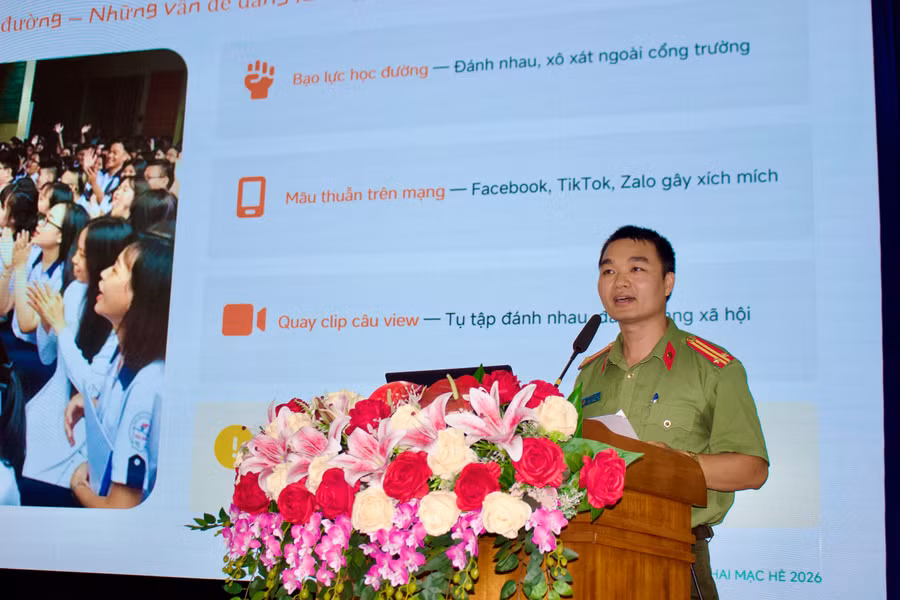 can-bo-cong-an-phuong-thong-nhat-tuyen-truyen-ve-phong-chong-duoi-nuoc-tai-nan-thuong-tich-va-an-ninh-hoc-duong-cho-thanh-thieu-nhi-tai-chuong-trinh.jpg