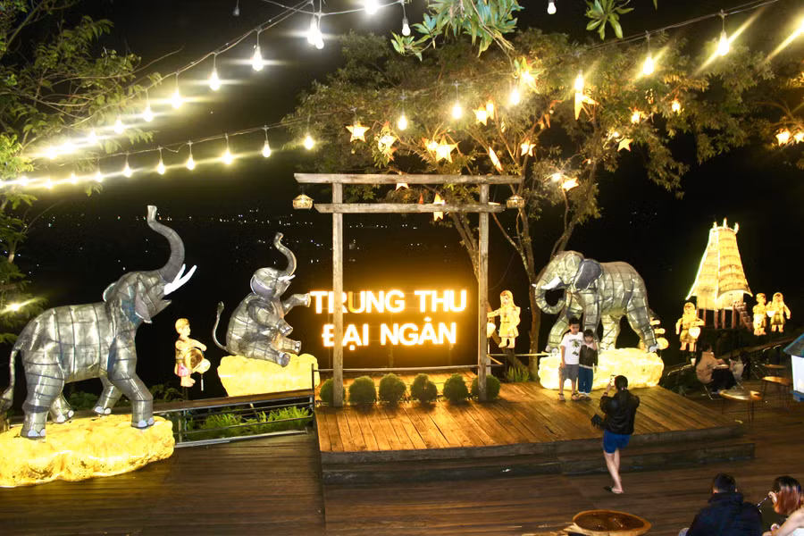 khong-gian-trung-thu-dai-ngan-tai-quan-ca-phe-ngay-binh-yen-phuong-pleiku-ket-hop-long-den-truyen-thong-voi-nhung-hinh-anh-dac-trung-cua-van-hoa-tay-nguyen.jpg