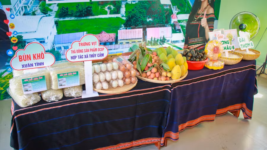cac-san-pham-ocop-va-nong-san-dac-trung-cua-xa-ia-hiao-duoc-gioi-thieu-tai-phien-livestream.jpg