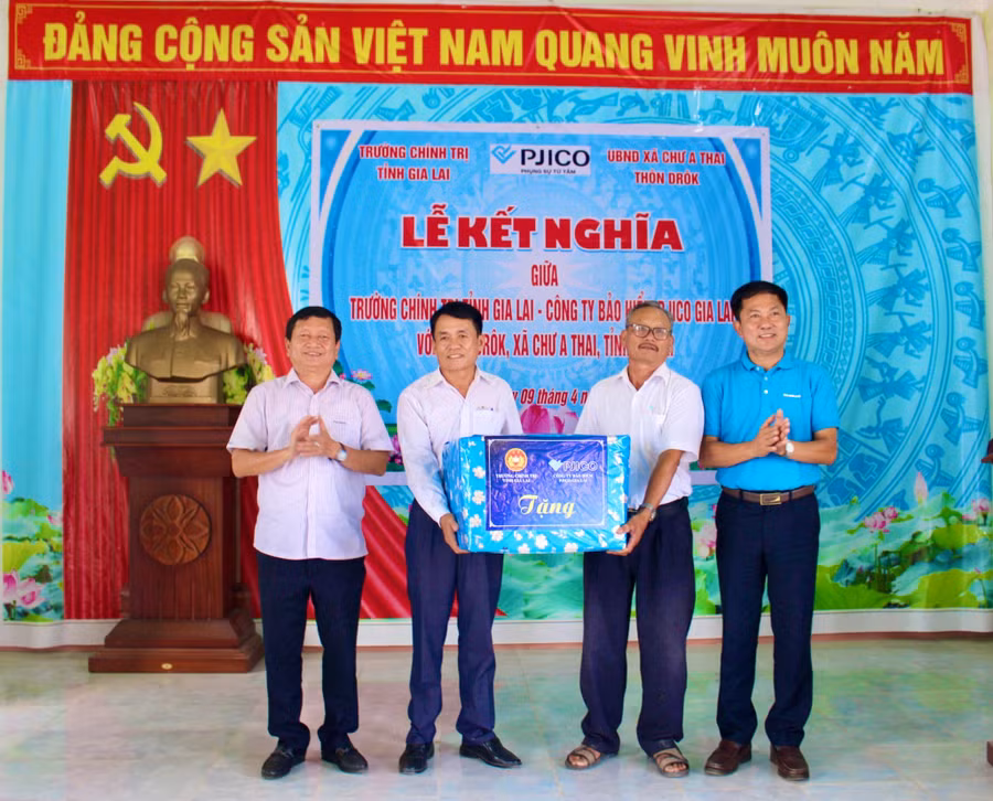 trao-tang-1-bo-vi-tinh-cho-thon-drok.jpg