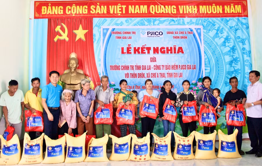 trao-qua-cho-cac-ho-ngheo.jpg