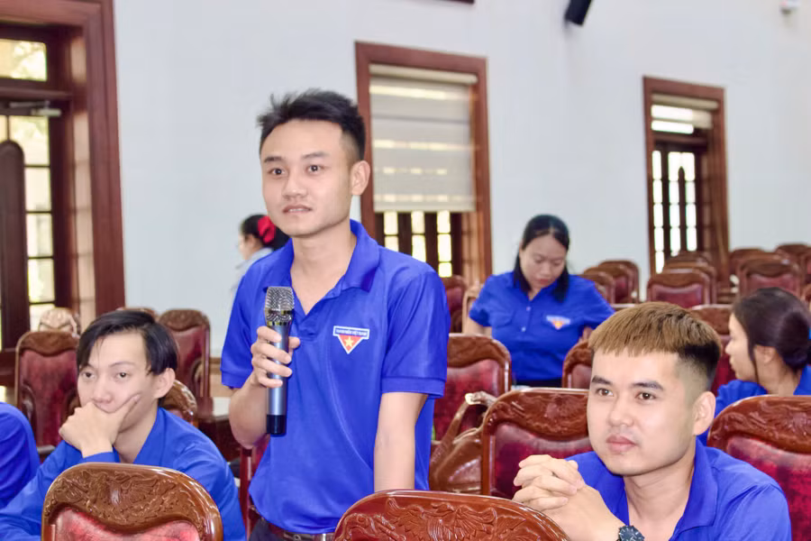doan-vien-can-bo-doan-tham-gia-trao-doi-thao-luan.jpg