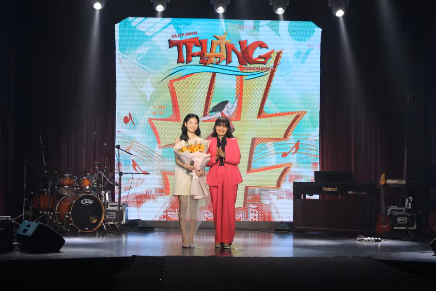 dai-dien-ban-giam-hieu-truong-thpt-chuyen-hung-vuong-tang-hoa-chuc-mung-cau-lac-bo-hv-music-club-tai-minishow.jpg