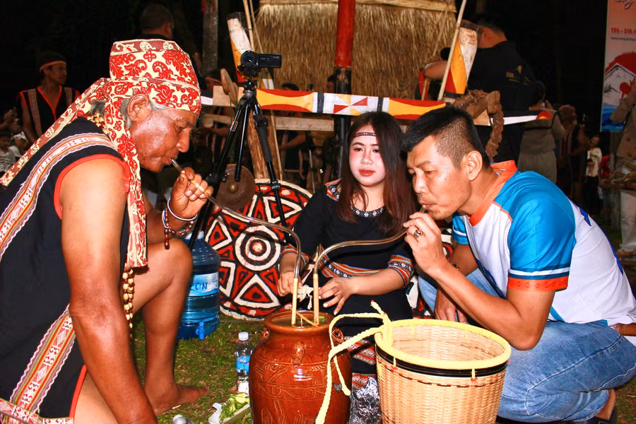 nghe-nhan-gioi-thieu-van-hoa-am-thuc-moi-du-khach-thuong-thuc-ruou-can-net-sinh-hoat-dac-trung-cua-dong-bao-tay-nguyen.jpg