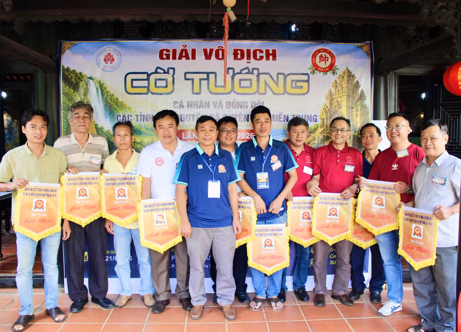 ban-to-chuc-trao-co-luu-niem-cho-cac-doan-tham-du.jpg