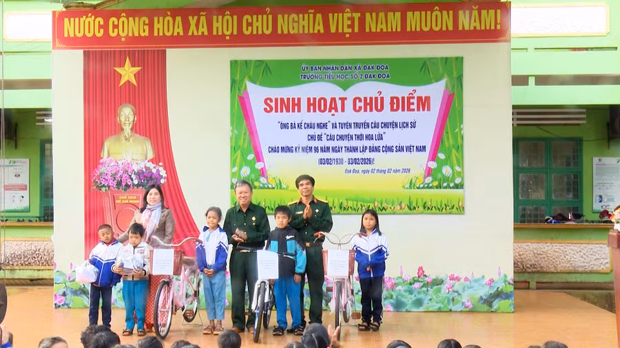 tang-xe-dap-va-qua-cho-hoc-sinh-co-hoan-canh-kho-khan-va-hoc-sinh-ngheo-vuot-kho.jpg