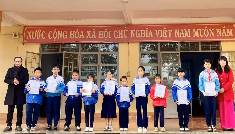 trao-thuong-cho-10-hoc-sinh-dat-giai-ky-thi-ioe-cap-truong.jpg