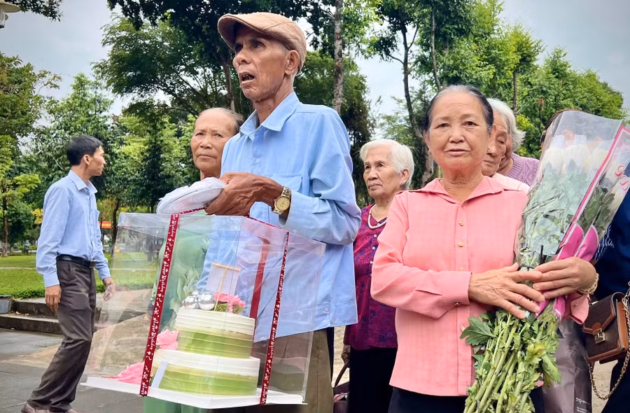ong-nguyen-van-de-doi-mu-cung-cac-cuu-thanh-nien-xung-phong-mang-huong-hoa-va-banh-sinh-nhat-den-dang-bac-ho-tai-bao-tang-ho-chi-minh-sang-19-5.jpg