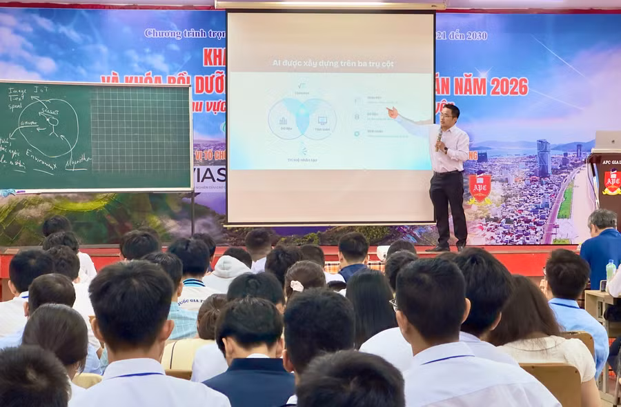 pgsts-nguyen-thanh-binh-trinh-bay-bai-giang-dai-chung-toan-hoc-dang-sau-tri-tue-nhan-tao-tu-toan-hoc-pho-thong-den-ai-hien-dai.jpg