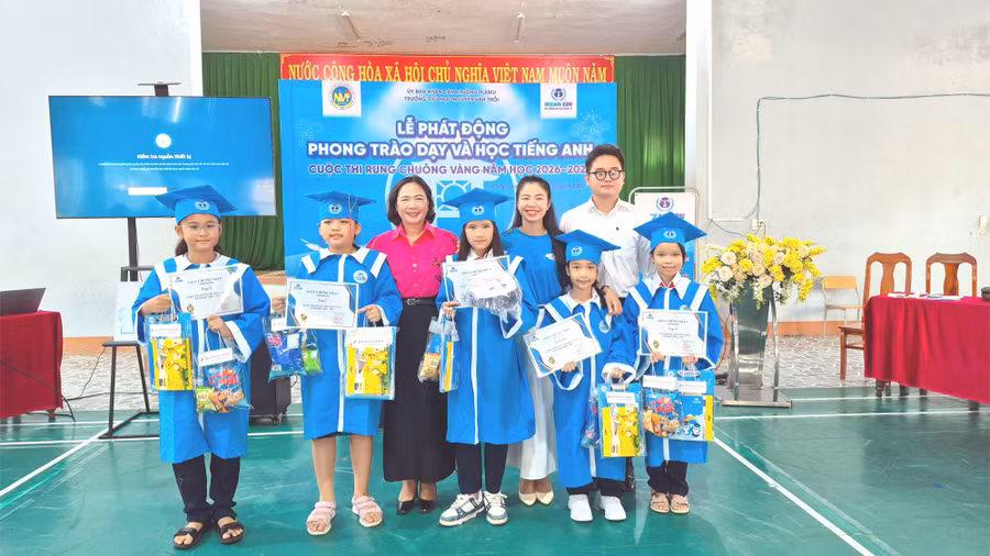 500-hoc-sinh-truong-tieu-hoc-nguyen-van-troi-tham-gia-le-phat-dong-phong-trao-day-va-hoc-tieng-anh-4153.jpg