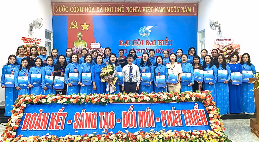 ban-chap-hanh-hoi-lien-hiep-phu-nu-phuong-hoi-phu-khoa-i-ra-mat-dai-hoijpg.jpg