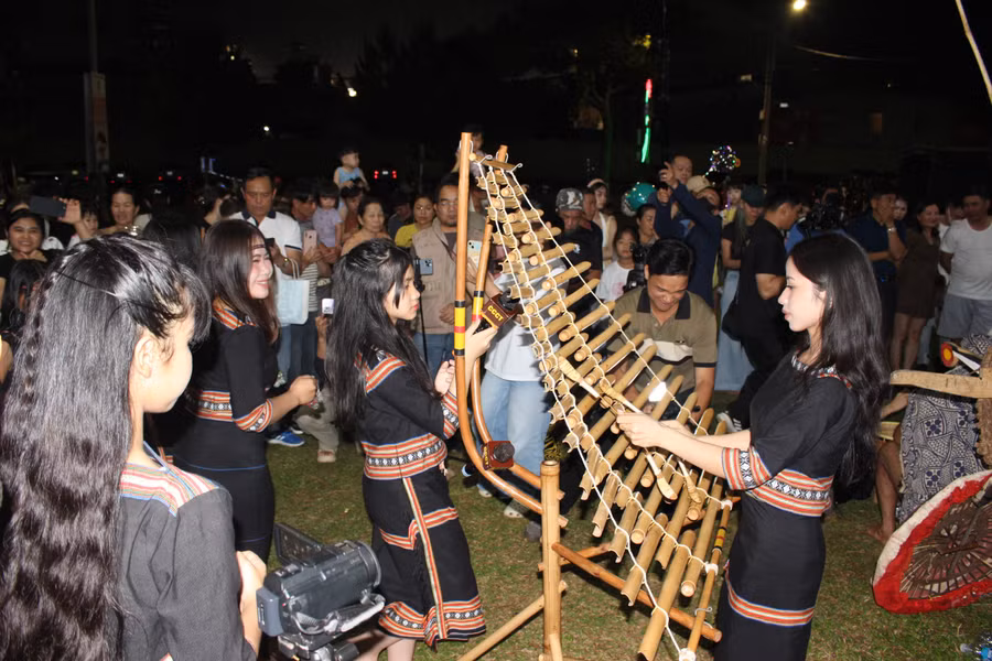 du-khach-va-nguoi-dan-thuong-thuc-am-thanh-dan-trung-nhac-cu-truyen-thong-dac-trung-cua-cac-dan-toc-tay-nguyen.jpg