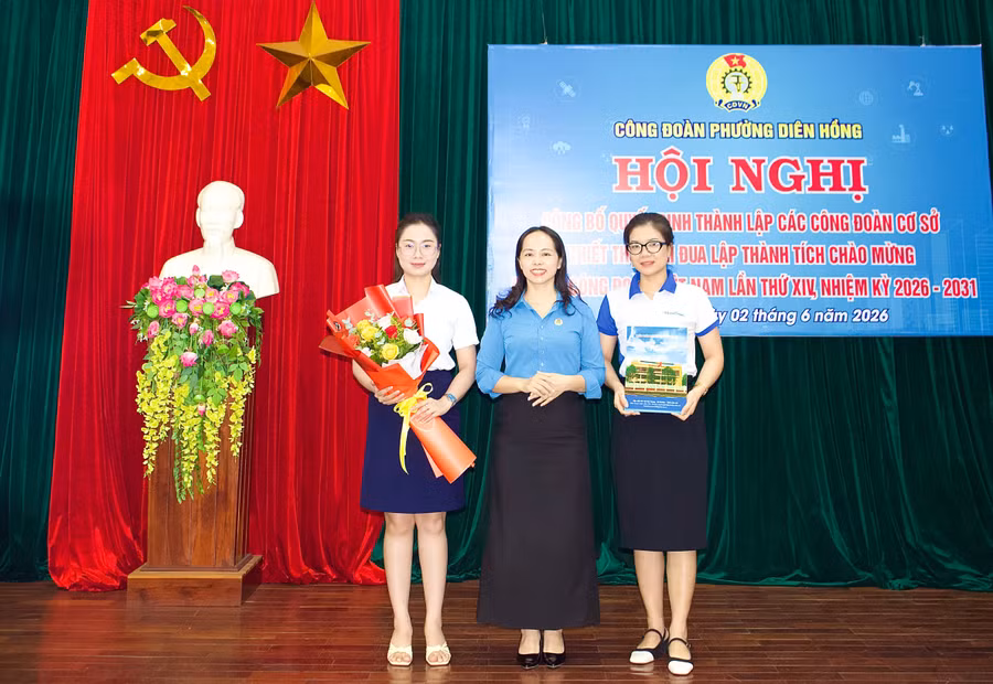 trao-quyet-dinh-thanh-lap-cong-doan-co-so-cong-ty-tnhh-mtv-thuong-mai-dich-vu-thai-son-tay-nguyen-va-tang-hoa-chuc-mung-ban-chap-hanh-cong-doan-co-so-nhiem-ky-2026-2030.jpg