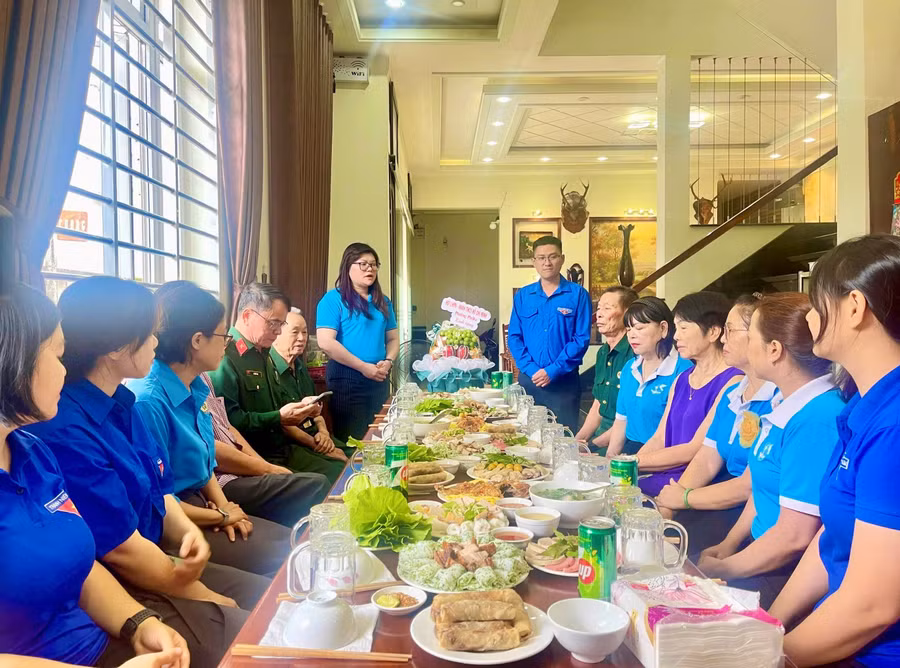 tuoi-tre-phuong-pleiku-va-phuong-dien-hong-to-chuc-nhieu-hoat-dong-tri-an-nguoi-co-cong.jpg