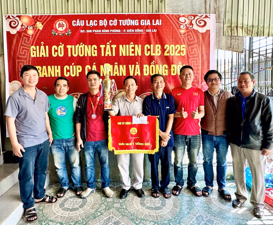 ban-to-chuc-trao-giai-nhat-dong-doi-cho-doi-phuong-dien-hong.jpg