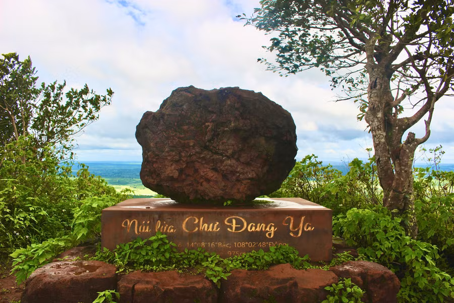 da-nham-thach-lon-tren-dinh-nui-lua-chu-dang-ya-dau-tich-cua-qua-trinh-kien-tao-dia-chat-noi-day.jpg