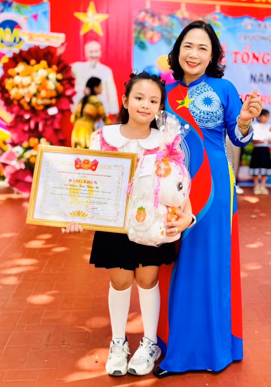 co-bui-thi-phuong-hoa-hieu-truong-truong-tieu-hoc-nguyen-van-troi-dong-vien-va-chuc-mung-thien-an-sau-khi-em-dat-giai-tai-cac-cuoc-thi-ve-tranh-cap-quoc-431-1070-8665.jpg