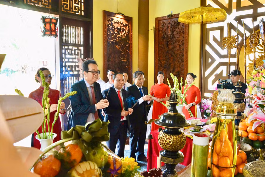 dang-huong-tuong-niem-cac-vua-hung-tai-den-hung-cong-vien-van-hoa-dong-xanh.jpg