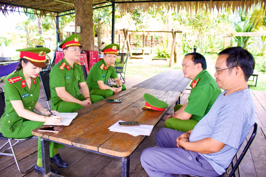 cong-an-xa-bien-ho-tuyen-truyen-nhac-nho-cac-co-so-kinh-doanh-chap-hanh-quy-dinh-ve-antt-pccc.jpg