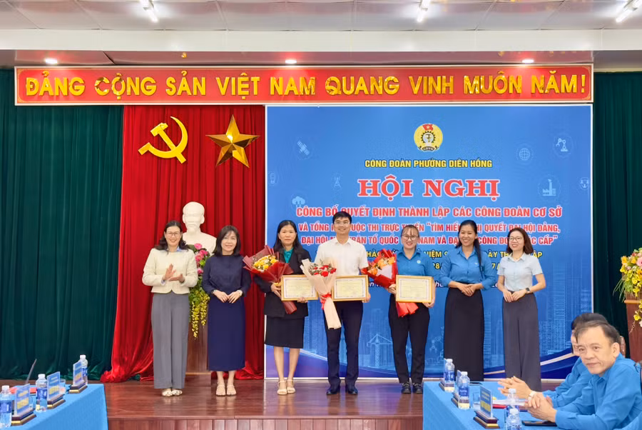 trao-giai-tap-the-cho-cac-cong-doan-co-so-dat-thanh-tich-cao-tai-cuoc-thi-truc-tuyen-tim-hieu-nghi-quyet-dai-hoi-dang-dai-hoi-mat-tran-to-quoc-viet-nam-va-dai-hoi-cong-doan-cac-cap.jpg