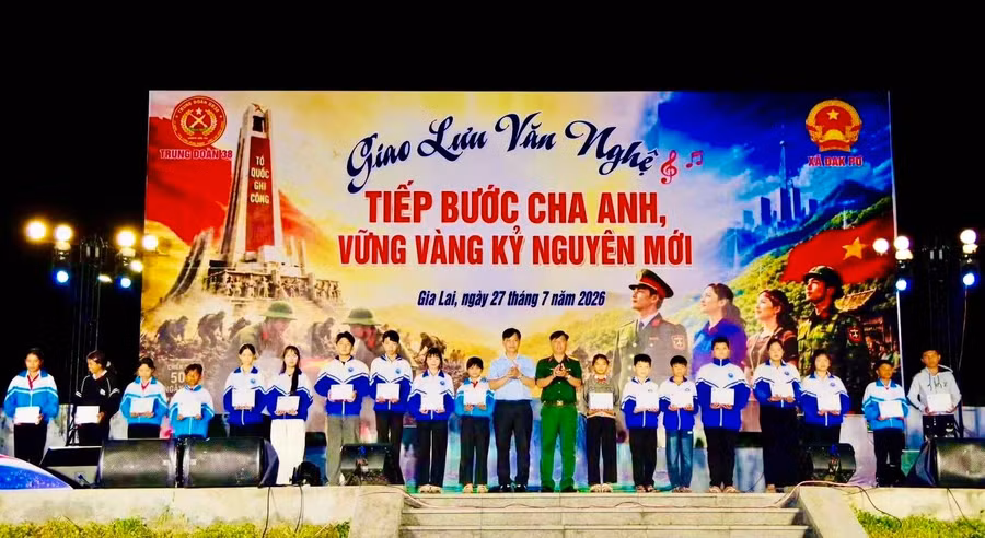 trao-qua-cho-hoc-sinh-ngheo-vuot-kho-tren-dia-ban-xa-dak-po.jpg