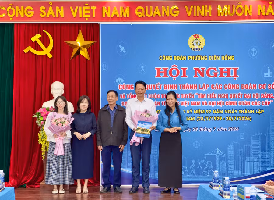 trao-quyet-dinh-thanh-lap-cong-doan-co-so-va-tang-hoa-chuc-mung-ban-chap-hanh-cac-cong-doan-co-so-nhiem-ky-2026-2030.jpg