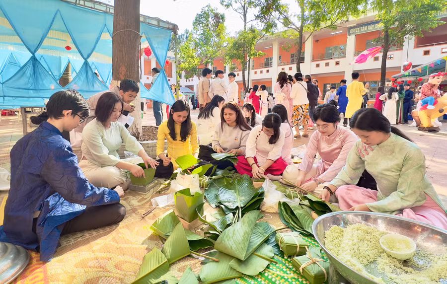 hoi-thi-goi-banh-chung-da-mang-den-san-choi-bo-ich-giup-hoc-sinh-ren-luyen-su-kheo-leo-tinh-than-doan-ket-va-ky-nang-thuc-hanh.jpg