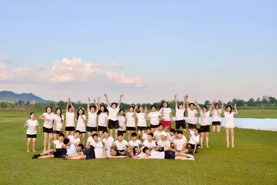 hoc-sinh-chup-anh-ky-yeu-luu-giu-nhung-khoanh-khac-tuoi-hoc-tro-tai-bai-boi-tien-son.jpg
