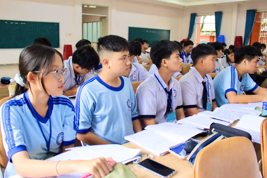 hoc-sinh-den-tu-nhieu-tinh-thanh-tham-gia-cac-chuyen-de-tai-truong-he-toan-hoc-nam-2026.jpg