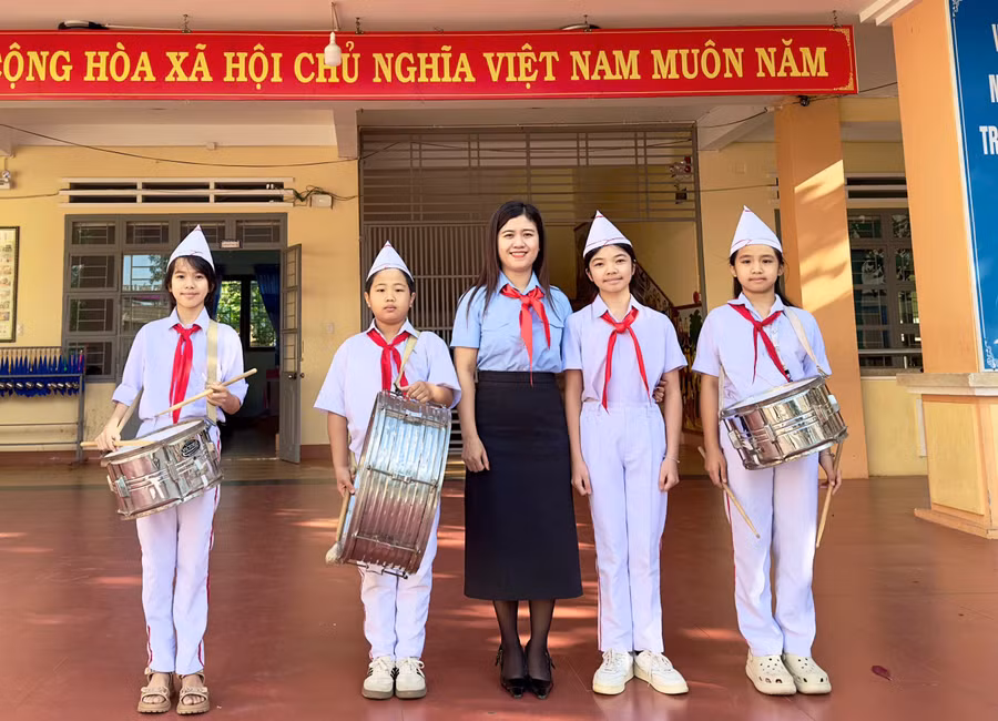 co-le-thi-dung-giua-chup-anh-cung-cac-thanh-vien-doi-trong-nghi-thuc-cua-lien-doi-truong-tieu-hoc-le-hong-phong.jpg