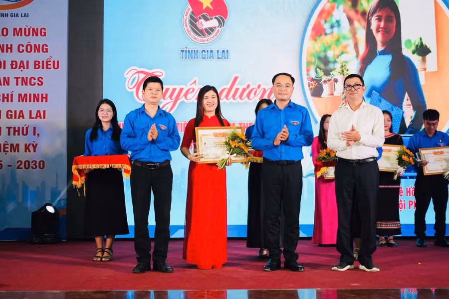 co-le-thi-dung-duoc-tinh-doan-gia-lai-tuyen-duong-nha-giao-tre-tieu-bieu-lam-theo-loi-bac-nam-2025.jpg
