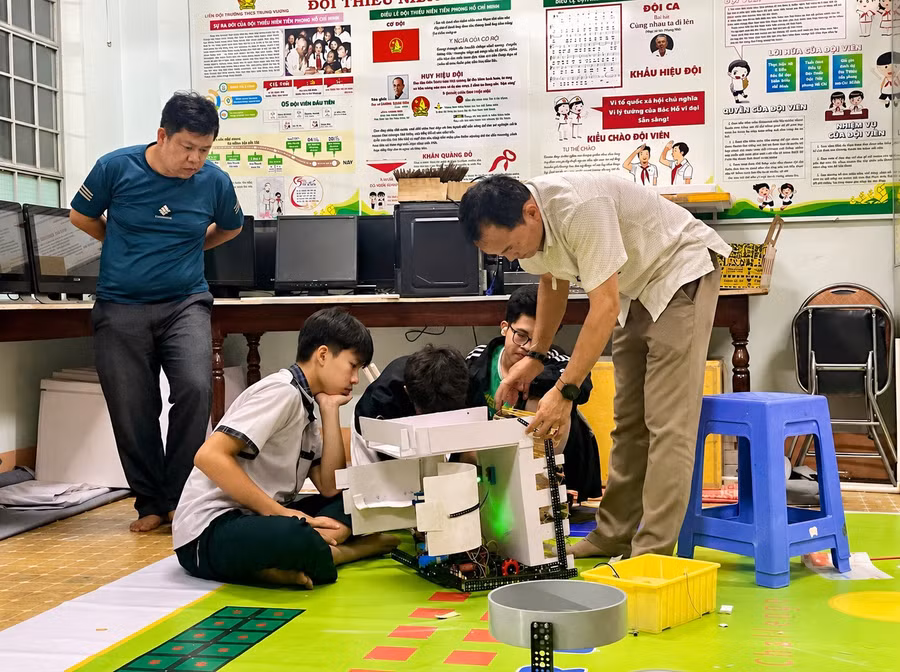 giao-vien-huong-dan-hoc-sinh-hoan-thien-robot-trong-buoi-sinh-hoat-cau-lac-bo-robocon-truong-thcs-trung-vuong.jpg