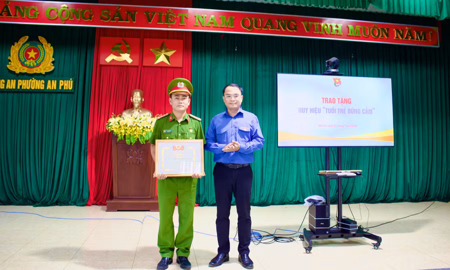 pho-bi-thu-thuong-truc-tinh-doan-gia-lai-do-duc-thanh-bia-phai-trao-bang-khen-va-huy-hieu-tuoi-tre-dung-cam-cho-dai-uy-nguyen-huu-dao.jpg