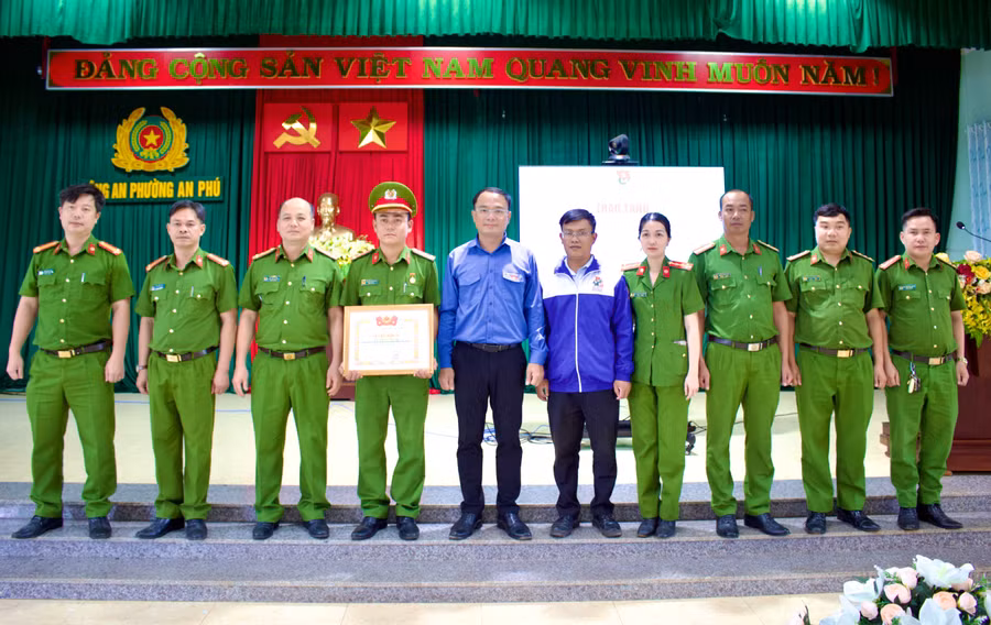 pho-bi-thu-thuong-truc-tinh-doan-gia-lai-do-duc-thanh-cung-can-bo-chien-si-cong-an-phuong-an-phu-chup-hinh-luu-niem-voi-dai-uy-nguyen-huu-dao.jpg