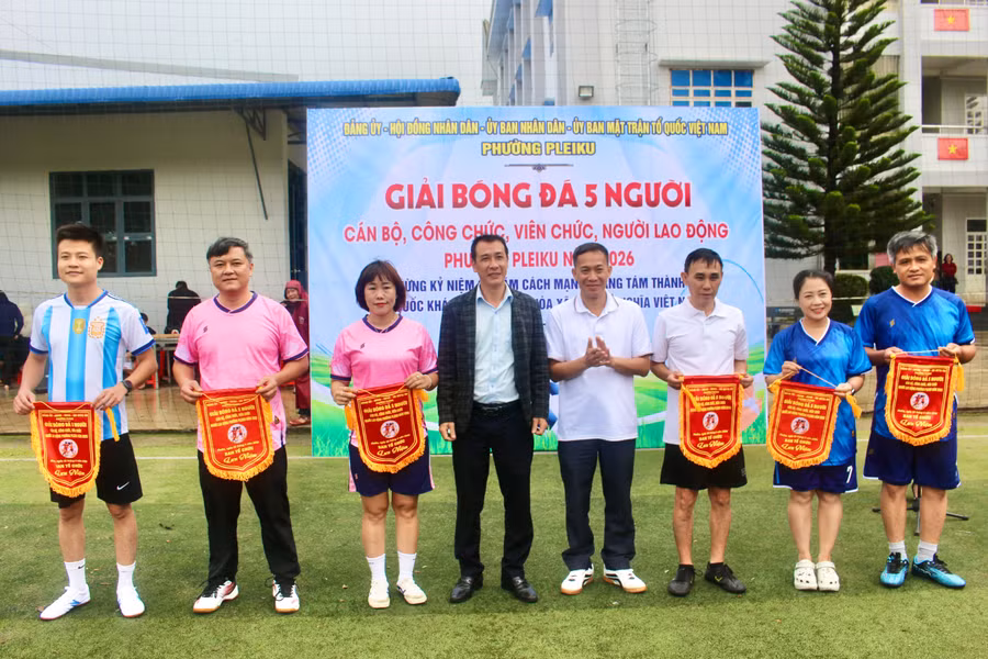 ban-to-chuc-trao-co-luu-niem-cho-cac-doi-bong-tham-gia-giai.jpg