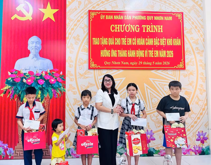lanh-dao-ubnd-phuong-quy-nhon-nam-trao-qua-cho-tre-em-co-hoan-canh-dac-biet-kho-khan-tren-dia-ban-4939.jpg