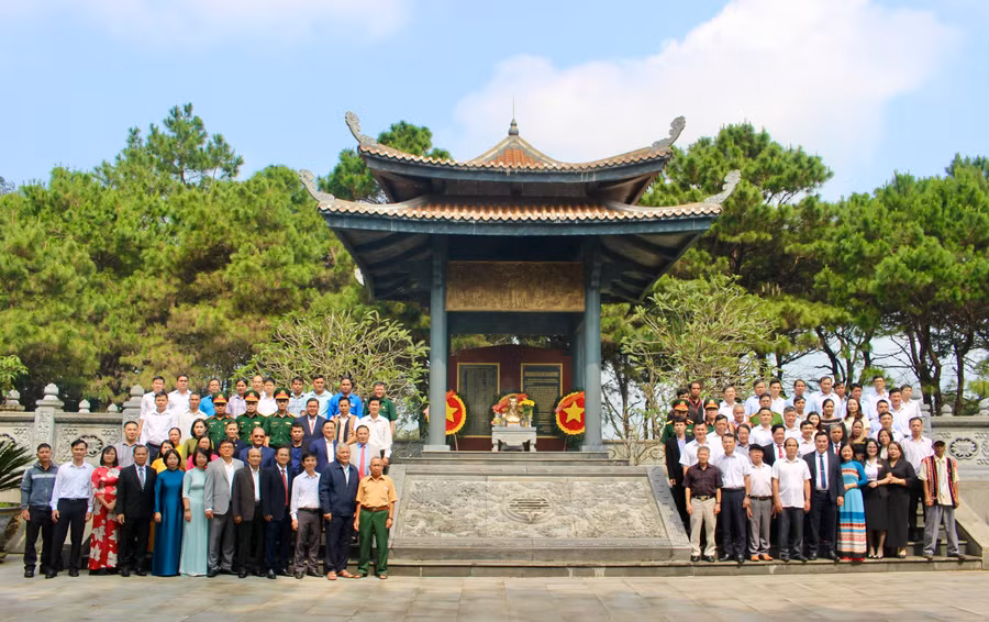 cac-dai-bieu-chup-anh-luu-niem-tai-nha-bia-tuong-niem-liet-si-xa-gao.jpg