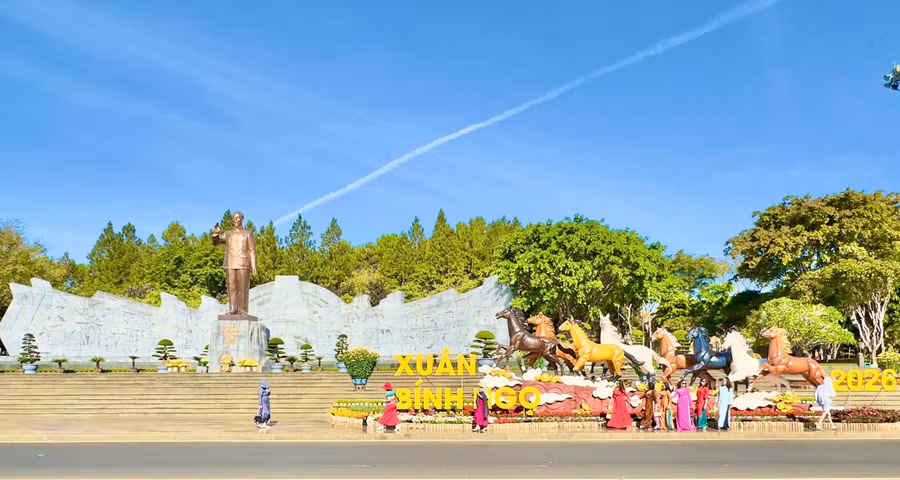 khong-khi-don-xuan-binh-ngo-2026-ron-rang-tai-quang-truong-dai-doan-ket-thu-hut-dong-dao-nguoi-dan-va-du-khach-den-tham-quan-chiem-nguong-khong-gian-trang-tri-tet-826.jpg